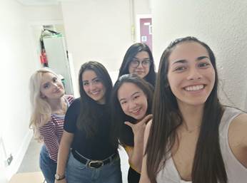 女人们站在一起合影的一群人描述已自动生成