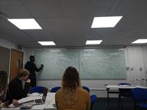 会议室里的人们描述已自动生成