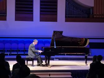 图片包含 人, 室内, 钢琴, 长凳描述已自动生成