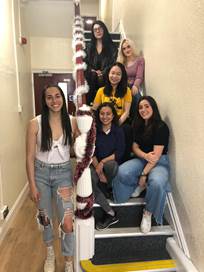 人们站在一起合影的一群人低可信度描述已自动生成